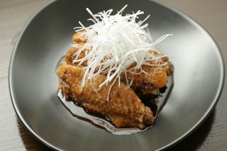 「鶏手羽のエーグルドゥース」つやつやの手羽中がホロリ!