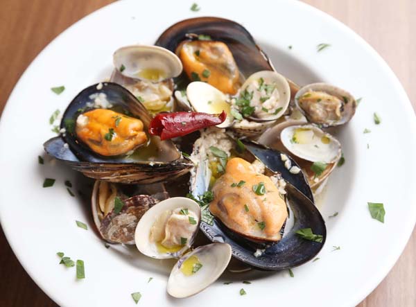 合う酒＝ビール、白ワイン、ハイボール（Ｃ）コクハク