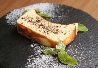 デザート? ツマミ?絶妙なパルミジャーノが香るオトナのチーズケーキ♡