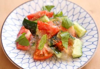 「キュウリとトマトのマリネ」万能ドレッシングはゴーグル着用で仕込む!?