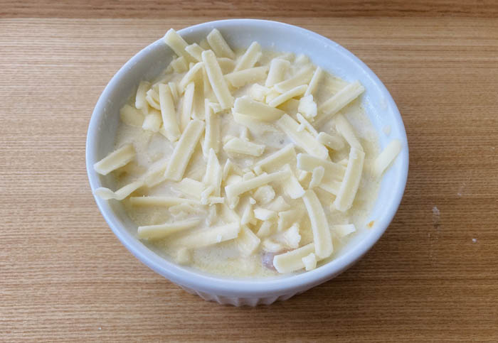 途中の工程から片栗粉が飛び散っている…（C）コクハク