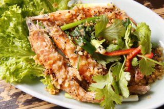 揚げエビ×ニンニクは正義!「クンニム・ガティアム」辛みが苦手な人も◎