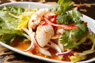 レモンの風味が初夏にピッタリ「ヤム・プラームック」でビールをグビリ