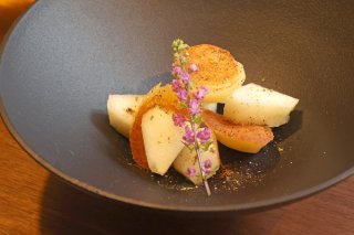 「焼きカチョカバロと洋ナシ」洋ナシのコンポートに七味の妙！