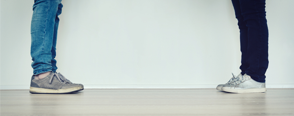 距離を置いて冷静にチェックを（写真:iStock）