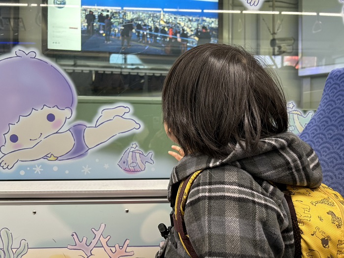 電車の中でも寝かせない（C）コクハク