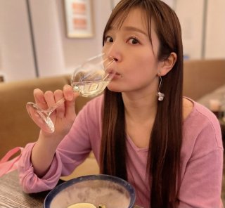 ちなみに生牡蠣にもレモンをかけますよね？ 生牡蠣にも酸味強めの白ワインは相性抜群です！（写真:市野瀬瞳）