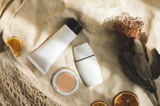 化粧品は無香料のものを（写真:iStock）