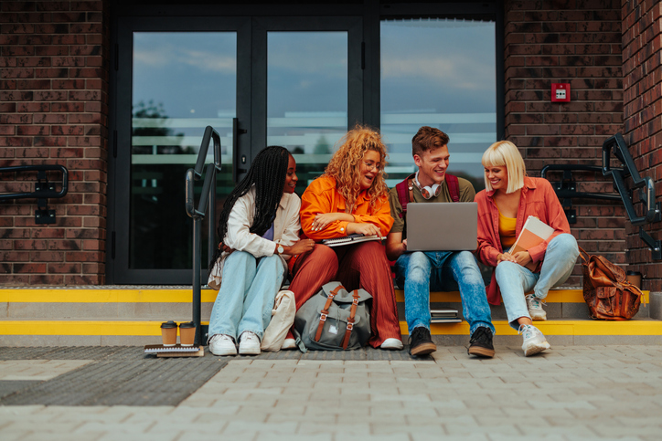 わざわざ年上にいく理由がない（写真:iStock）