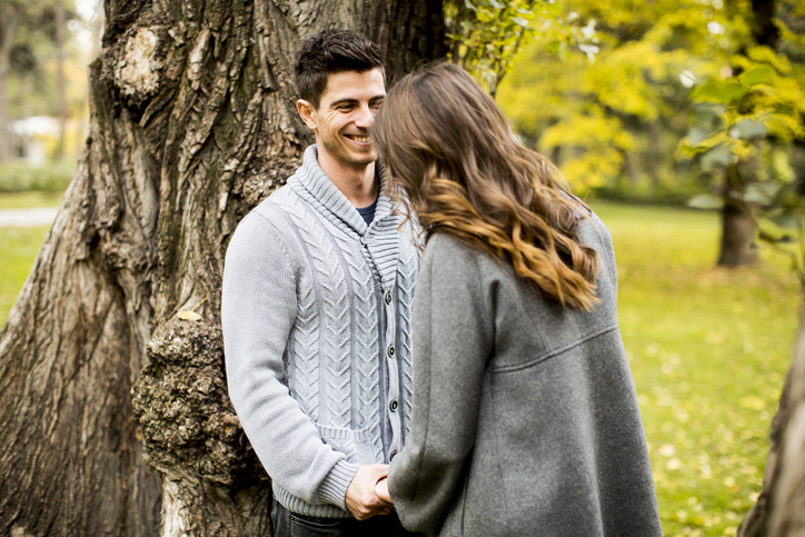 年下男子からアプローチ！（写真:iStock）