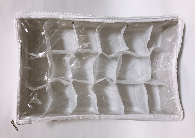 3COINS「透明フタ付18小分けボックス」税込330円（C）コクハク