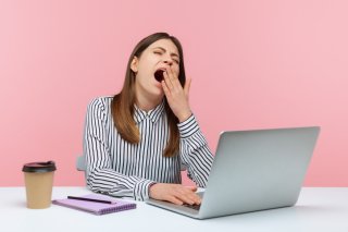 眠いままじゃ仕事もはかどらない（写真:iStock）