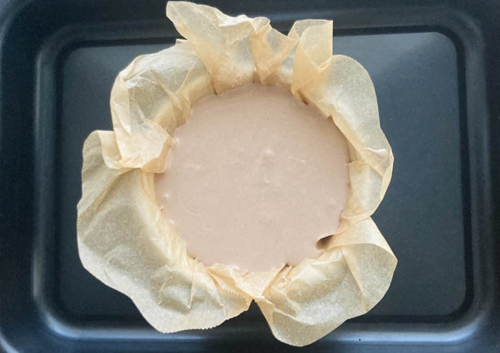 分量に合いそうな製菓用の丸型を持ち合わせていなかったため、陶器のココットを代用（C）コクハク