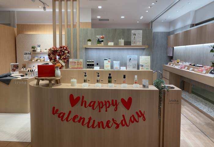 とにかく入りやすい売り場。バレンタインシーズンのかわいらしい装飾も（C）コクハク