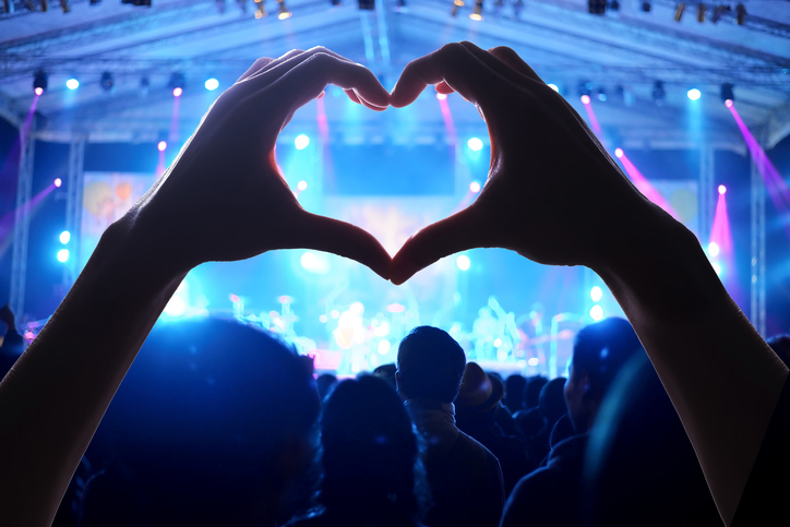 推し活、楽しい！（写真:iStock）