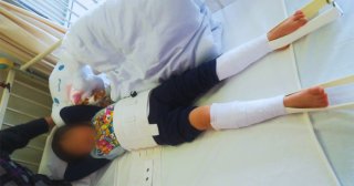 “地獄”の付き添い入院 我が子は関節にハンディキャップを…
