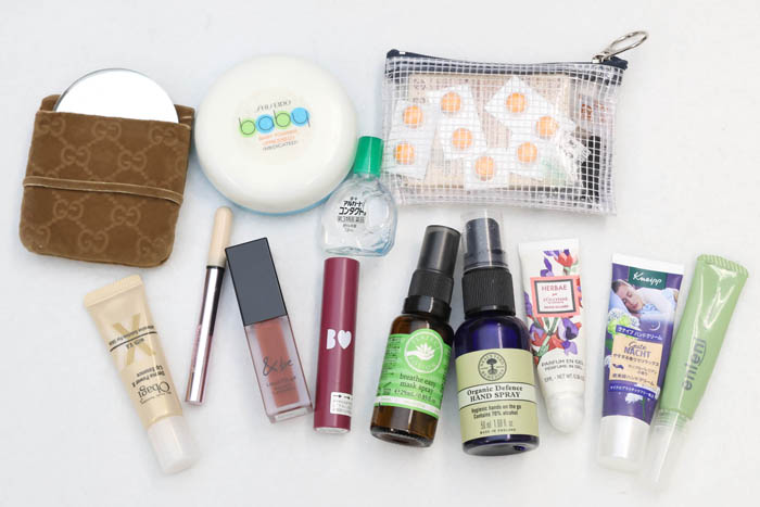 コロナ禍以降、スプレー類を持ち歩くようになりました（C）コクハク