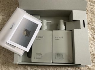 シャンプーとトリートメントは各300mlとたっぷりの容量。パンフレットまでおしゃれ（C）コクハク