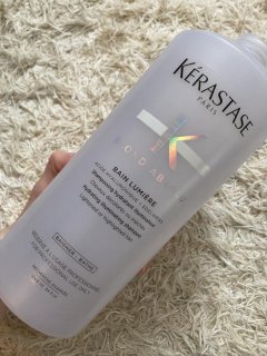 ケラスターゼの「バン ルミエール」を使用。ハイトーンやハイライトヘア用のシャンプーですが、洗っている最中からきしむ感じが…（C）コクハク