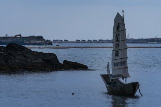 押し流されていいのか…ダンプカーが運ぶ土が海を埋めていく