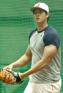 求む、大谷翔平専用カメラ！栗山監督の隣で見切れるイケメンは誰？