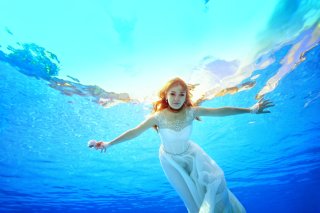 まるで自分の体液みたい…肌の上ですっと伸びる水溶性ジェル