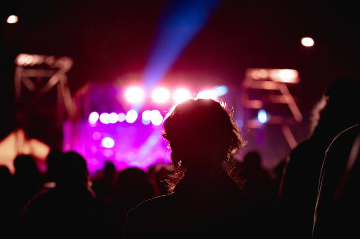 フェスだってひとり参戦！（写真:iStock）