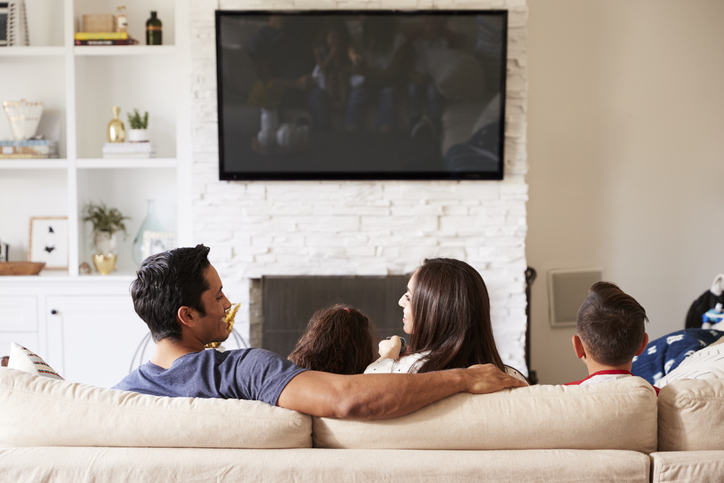 テレビを見てても…（写真:iStock）