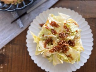 【やみつき無限】抱えてワシワシ食べる!旬のキャベツで梅だれおつまみ