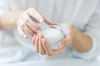 保湿剤はたっぷり塗って（写真:iStock）
