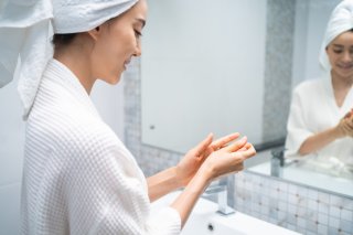 美髪で“後ろ姿年齢”－5歳に…「夜のヘアケア」正しい順番でやってますか