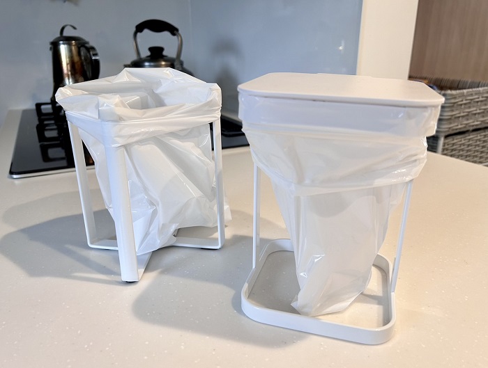 奥は以前使っていたもの、手前が蓋付きゴミ箱（C）コクハク