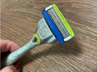 ドラッグストアで買った男性用髭剃り（彼氏のではない）／（写真:新井見枝香／無断転写禁止）