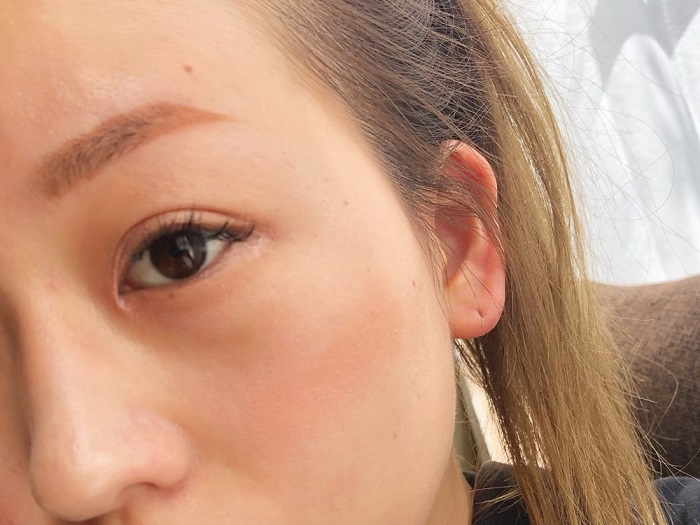 眉毛メイクは時間がかかりがちだけど…（C）コクハク