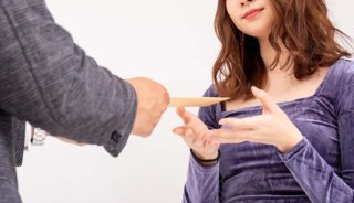 「お小遣いが欲しいの」彼女から金銭的援助を求められるバツ1男性の困惑