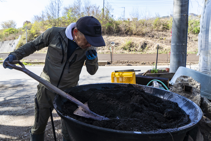 丸一日焼かれ香り高い土が出来上がる（写真:Koji Takano）