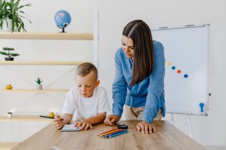 気づいてないよねえ…イラッとするママ友の親バカな行動8選