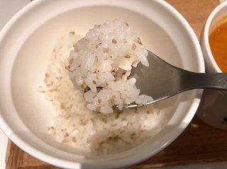 ご飯をスプーンで食べるって背徳感あるよね（Ｃ）コクハク