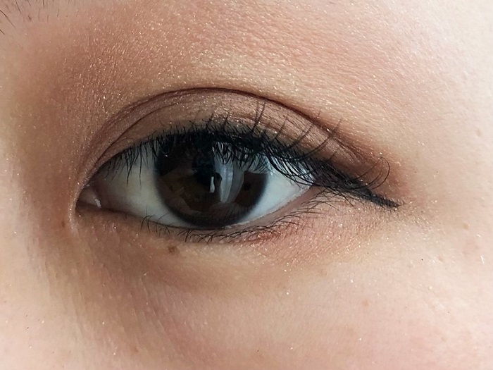 アイラインは少し長めに（C）コクハク