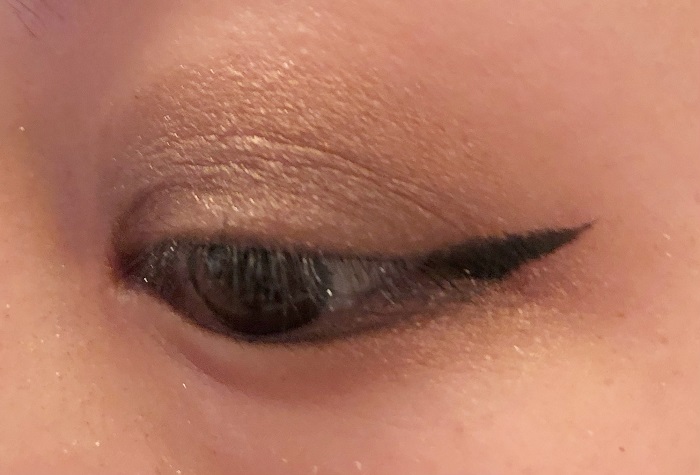 クール＆アンニュイな目元に（C）コクハク