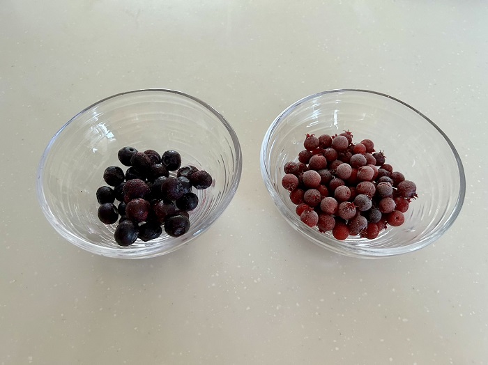 左はセブンイレブンの冷凍ブルーベリー （C）コクハク