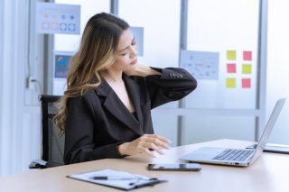 あれ？肩が上がらない…四十肩にならないための予防法3つ＆おすすめ食材