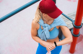 キャップでアクティブな印象に（写真:iStock）