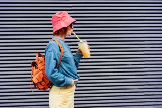 鮮やかな色を選んで若々しく（写真:iStock）