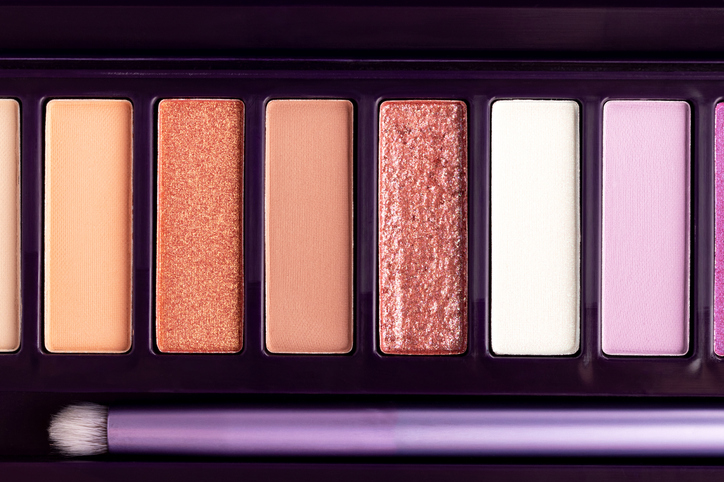 40代はナチュラルカラーをチョイス（写真:iStock）