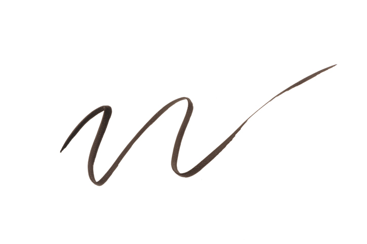 ブラウンのリキッドアイライナーで目元を引き締めて（写真:iStock）