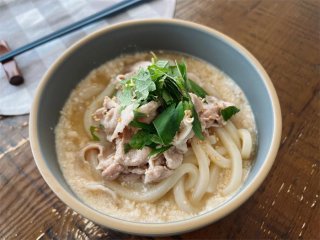 「麦茶」をごまだれにちょい足し。Ｗの香ばしさ！冷やしごまダレ豚うどん