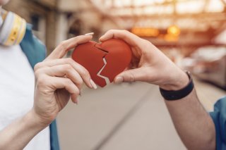 手放す苦痛は耐えがたい!? 天性か魔性か…浮気しても許される女性の特徴