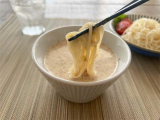 クイック1分！ めんつゆ＋牛乳＋ごはんですよ！deクリーミーつけダレ麺