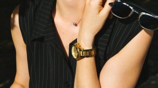 暑すぎて汗だくな夏のアクセサリー問題！変色やトラブルを防ぐ工夫は？